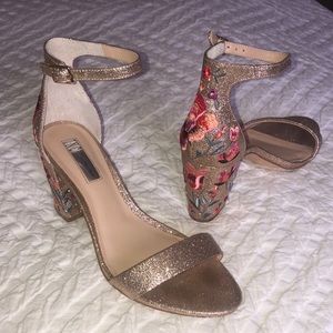 International concepts gold floral heal. Size 8.5